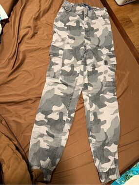 Hollister Ultra High-Rise Camo Cargo Jogger Pants XS